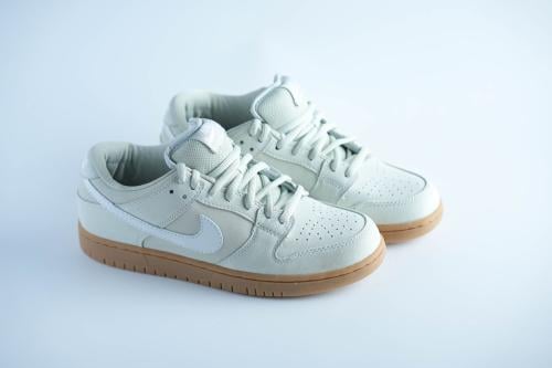 حذاء Nike SB Dunk أبيض عاجي بنعل جملي خفيف ومريح