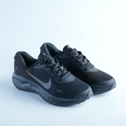 حذاء نايك لورد الأسود لمظهر رياضي أنيق وقوي