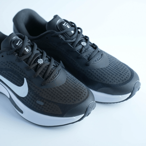 حذاء Nike أسود بشعار أبيض تصميم رياضي عملي ومتين