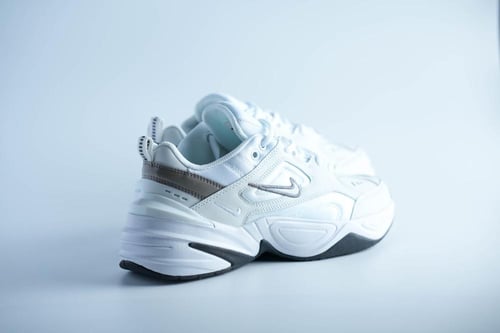 حذاء نايك M2K Tekno أبيض بشعار فضي | تصميم أيقوني...
