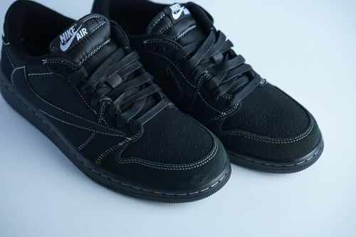 حذاء Nike Air Force أسود بالكامل بخياطة بيضاء ولمس...