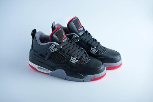 حذاء Jordan 4 كلاسيك أسود بلمسات رمادية ولمحة حمرا...
