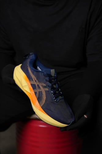 حذاء Asics الرياضي الاحترافي للجري بلون كحلي وأصفر...