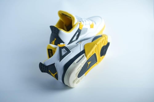 حذاء Jordan 4 Retro أبيض وأصفر بتفاصيل شبكية ولمسة...