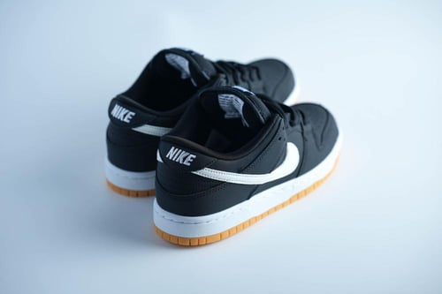 حذاء Nike SB Dunk أسود بنعل برتقالي وسوش أبيض بارز