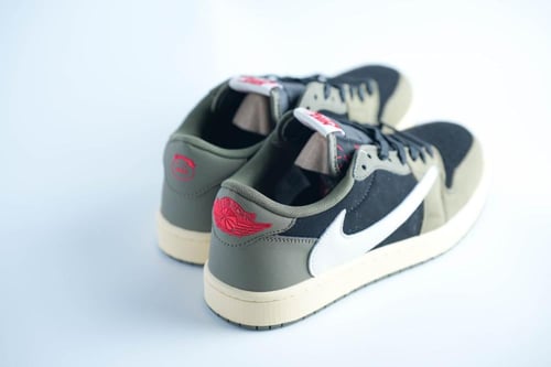 حذاء Jordan 1 Low بدرجات زيتية ناعمة بتصميم فني عص...