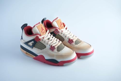 حذاء Jordan 4 بيج وأحمر بستايل جريء وشبك جانبي كلا...