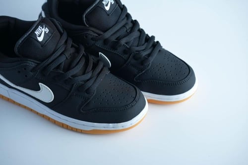 حذاء Nike SB Dunk أسود بنعل برتقالي وسوش أبيض بارز