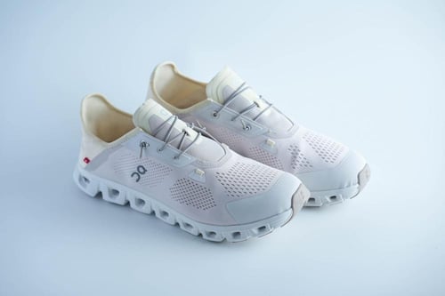 حذاء ON Cloud النسائي أبيض فاتح خفيف وعملي لكل يوم