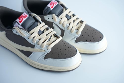حذاء Jordan Low بتوليفة بني وأوف وايت وشعار أحمر ج...