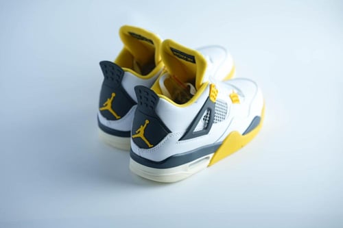 حذاء Jordan 4 Retro أبيض وأصفر بتفاصيل شبكية ولمسة...