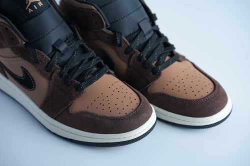 حذاء Jordan Mid بني واسود بستايل ناعم ولمسة فاخرة