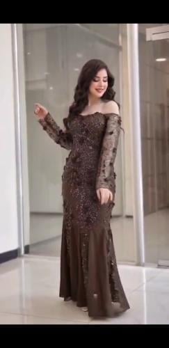 فستان سهرة بني داكن فاخر بتطريزات ثلاثية الأبعاد وأكمام طويلة منسدلة