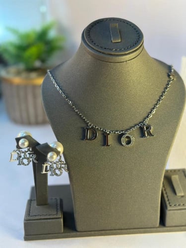 طقم DIOR الفاخر – تصميم أنيق بتفاصيل متقنة