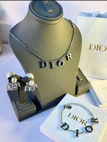 طقم DIOR الفاخر – تصميم أنيق بتفاصيل متقنة