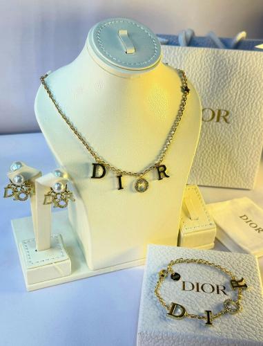 طقم DIOR الفاخر – تصميم أنيق بتفاصيل متقنة