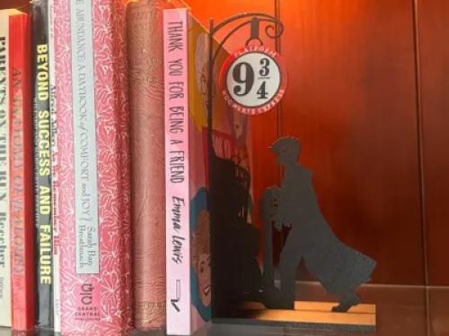 داعم كتب مع مجسم هاري بوتر – قطعة فنية لعشاق السحر...