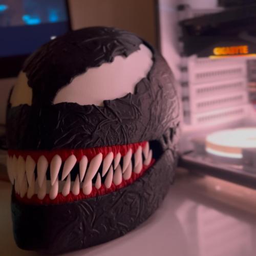 mask venom stand