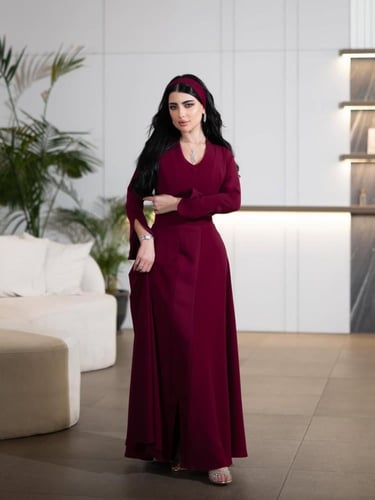 فستان سهرة خمري بتصميم كلاسيكي أنيق