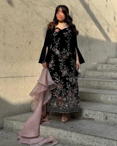 فستان سهرة أسود بتطريز زهري فاخر مع شال أورجنزا