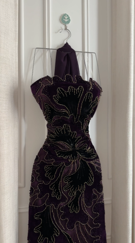 فستان سهرة قطيفة مطرّز مع شال جورجيت