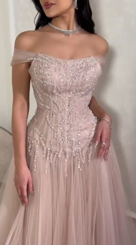 فستان سهرة أنيق بتفاصيل ناعمة ولمسة فاخرة