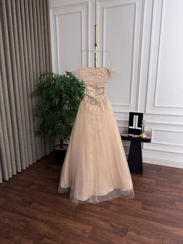 فستان سهرة أنيق بتفاصيل ناعمة ولمسة فاخرة