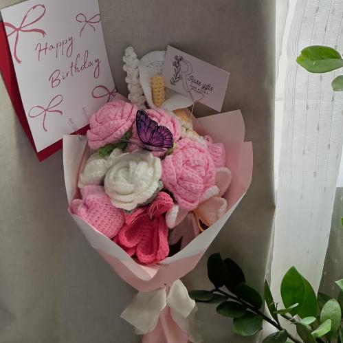 Crochet flower bouquet in shades of pink and white