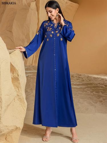 عباية مطرزة بلون أزرق