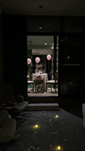 البكج الذهبي شخصين