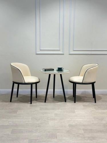 طقم طاولة مع كرسين جلد