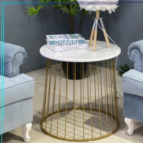 طاولة جانبية بسطح خشبي ابيض وهيكل ذهبي