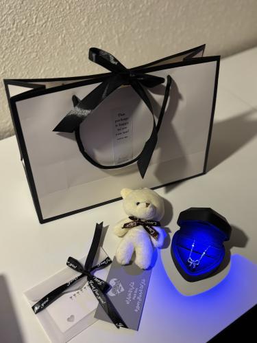 Bow-shaped necklace + attach the phrase in the note