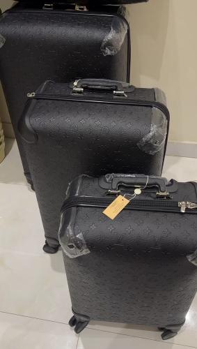 شنط سفر لويس فيتون اربع قطع لون اسود محفور