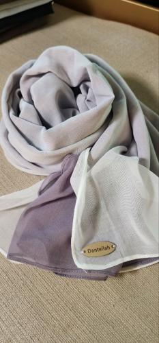White and mauve headscarf SCA009