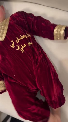 بربتوز مخملي – طراز تراثي ملكي (تطريز ذهبي مخصص)