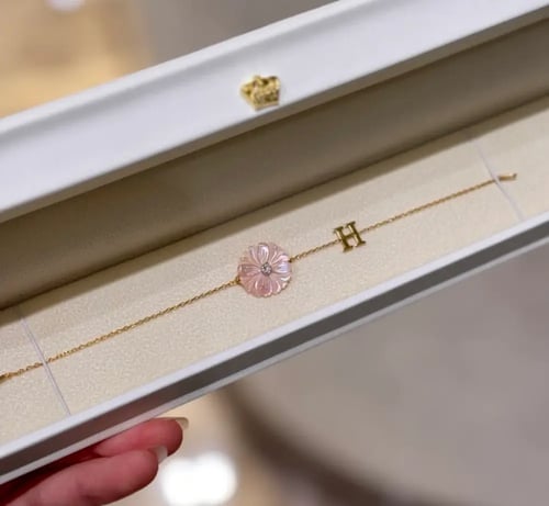 اسوارة الورده بحرفك او حرف من تحب