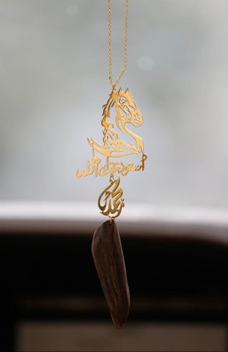 تعليقة سيارة عود برسمة خيل من مذهلة