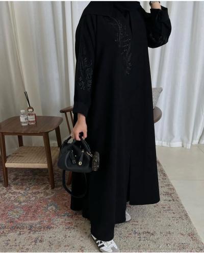 عباية صيفية بقماش كريب ملكي كوري القصه نص كلوش لف بتطريز اسود علا الكم والصدر الطرحة اسود بتطريز مناسب للعبايه