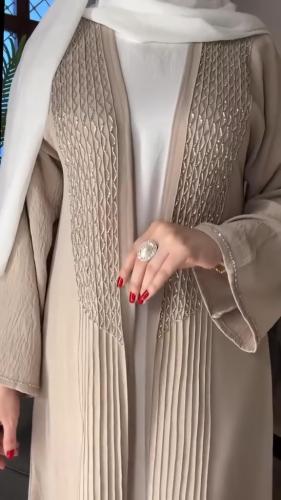 عبايه ملونه مع شك مميز بتصميم عصري وحديث