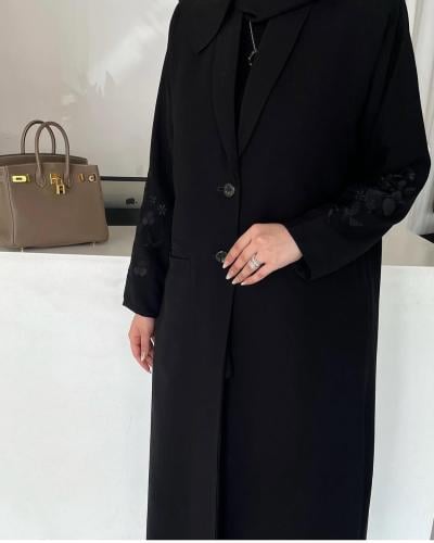 عبايه صيفية رسمه بازار وجيوب وقماش كريب ملكي كوري القصه Aستريت مطرزه علا الكم تطريز اسود مميز الطرحة اسود بتطريز مناسب للعبايه