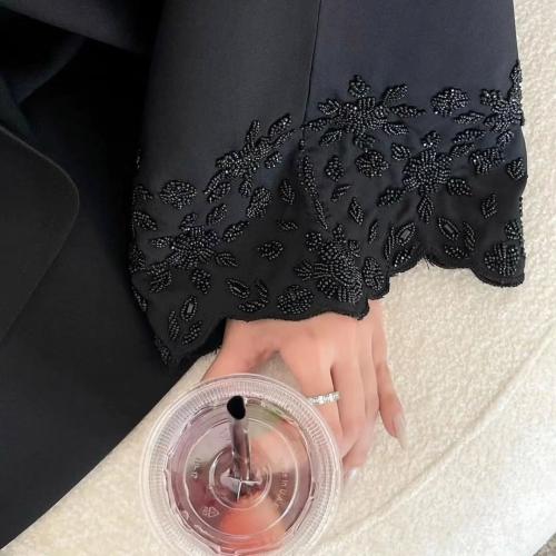 عباية صيفية بقماش كريب ملكي كوري القصة نص كلوش لف الاكمام شغل شك يدوي اسود مميز الطرحة اسود