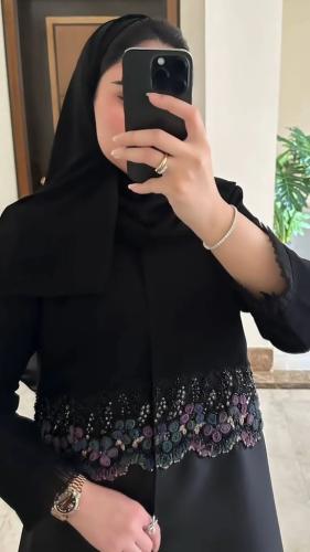 عباية مميّزة بتصميم أنيق، مزينة بشك فاخر يضفي لمسة فخامة ناعمة. قصة راقية تبرز الذوق العالي، مناسبة للمناسبات والخروج اليومي