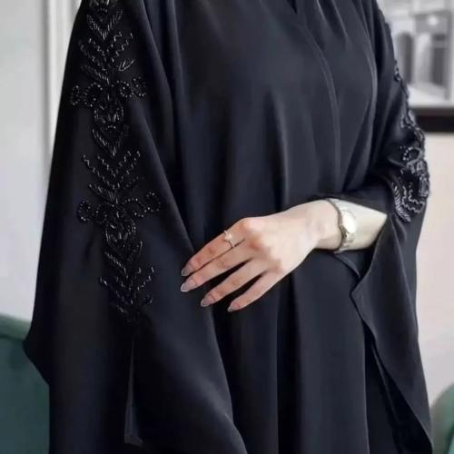 عباية صيفية بقصه واسعه لف واكمام واسعه بشك يدوي اسود الطرحة اسود