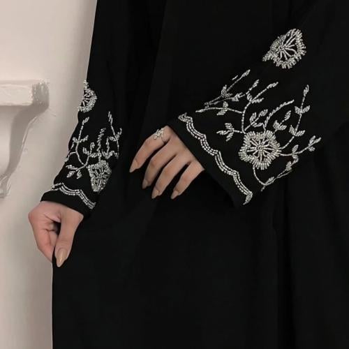 عباية صيفية بقماش كريب ملكي كوري القصه نص كلوش عباية لف اكمام شغل شك يدوي فضي مميز تأتي مع طرحه اسود