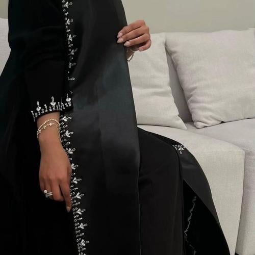 عباية صيفية بقماش كريب ملكي كوري مع تفتة كوري في ا...