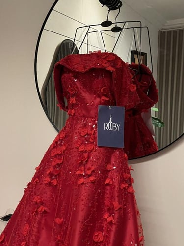 فستان احمر ثلاثي الابعاد