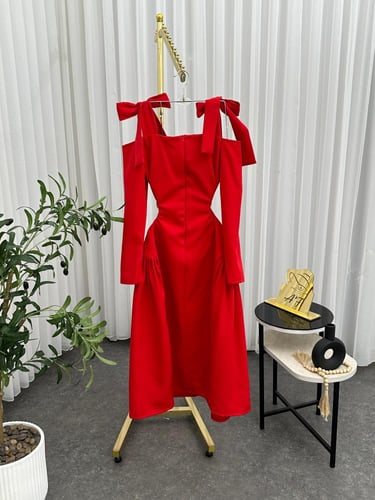 فستان أحمر ساطع،