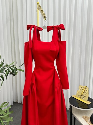 فستان أحمر ساطع،