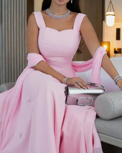 فستان وردي ناعم